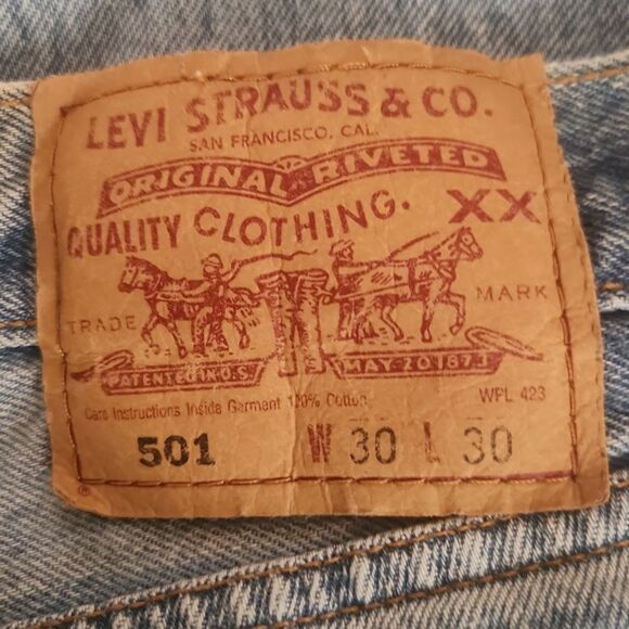 Levi's Blue Jeans with Iconic Orange Stitching and Classic Denim Fabric - Picture 3 of 9